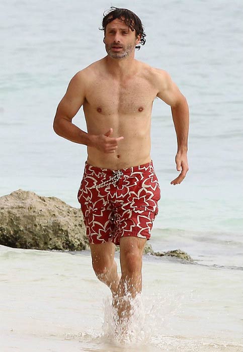 Andrew Lincoln brez majice na karibski plaži avgusta 2013