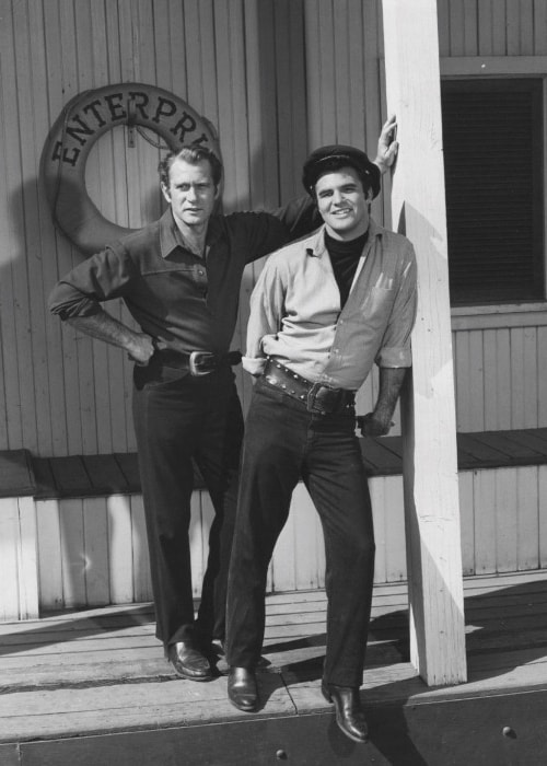 Burt Reynolds (højre) set, mens han poserede til et billede sammen med Darren McGavin på sættet med 'Riverboat' i 1960