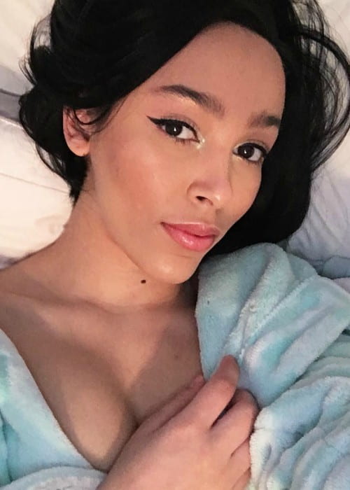 Doja Cat mainostaa Kevyn Aucoin Beautyia selfienä ​​maaliskuussa 2018 nähtynä