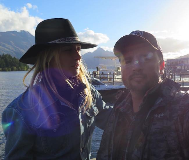 Jessica Rose Lee a Tom Welling v Queenstownu na Novém Zélandu v prosinci 2016