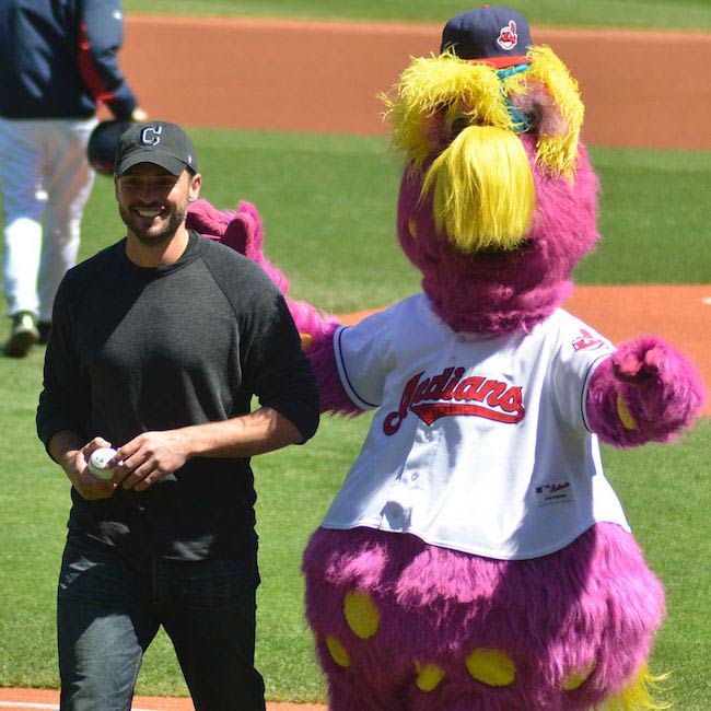 Tom Welling byl pozván, aby v roce 2013 hodil první hřiště pro Cleveland Indians s jejich maskotem Sliderem.