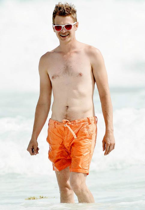 Hayden Christensen brez majice na plaži na Barbadosu julija 2014