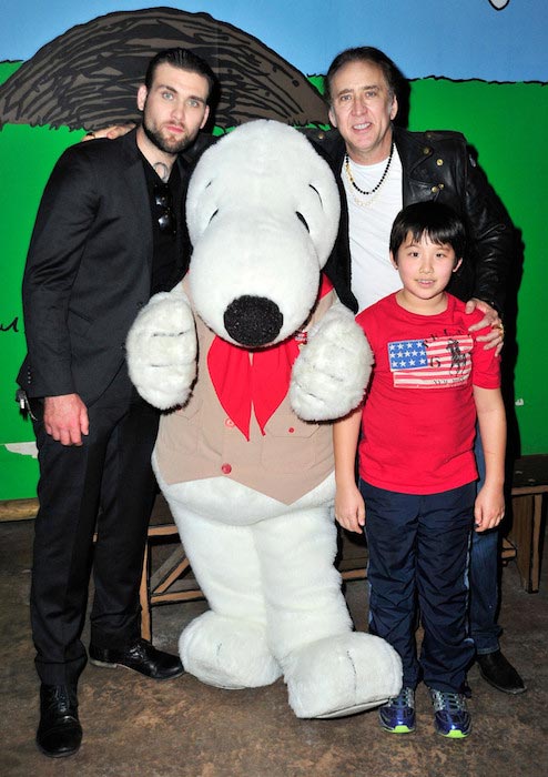Nicolas Cage na Knott's Berry Farm so synmi Westonom (vľavo) a Kal-El 12. septembra 2015