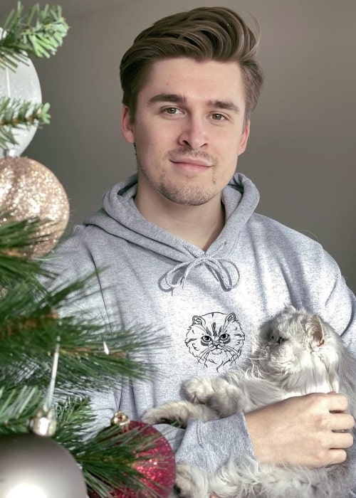 Ludwig Ahgren som sett på et bilde som ble tatt av ham og katten hans Ludwig Jr. i desember 2020