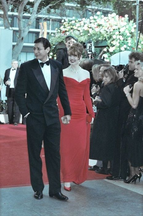Η Geena Davis φτάνει στα βραβεία Όσκαρ του 1990 με τον Jeff Goldblum