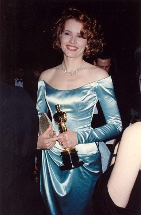 Geena Davis bola v roku 1989 videná, ako drží svojho Oscara za film Náhodný turista