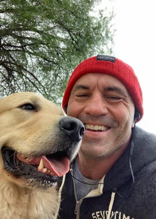 Joe Rogan na selfie se svým psem, jak je vidět v listopadu 2018