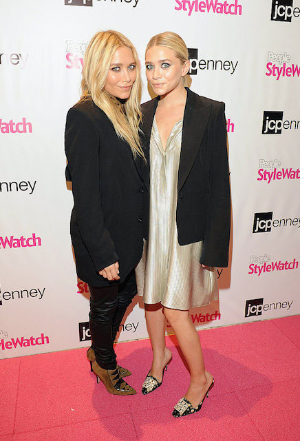 Δίδυμες αδερφές, η Mary-Kate Olsen (Αριστερά) και η Ashley Olsen