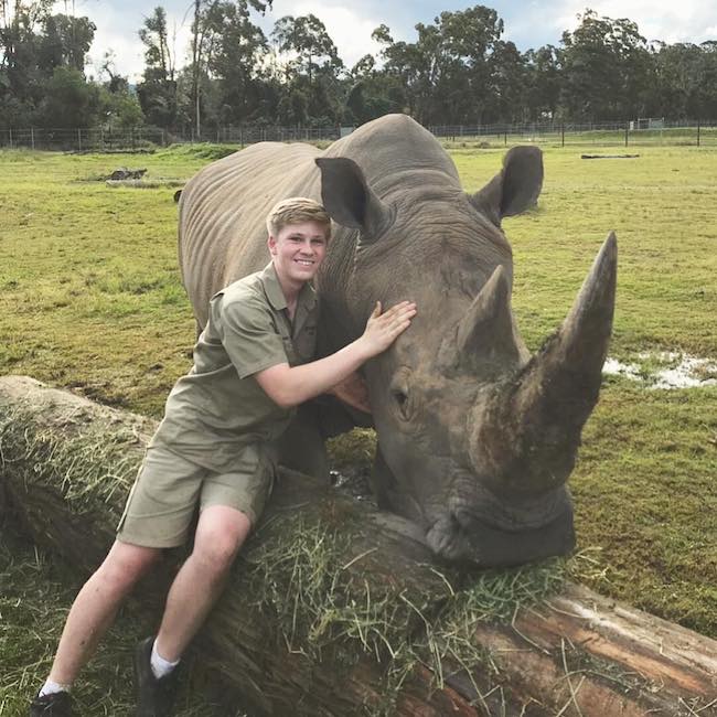 Robert Irwin med et næsehorn i Australia Zoo i september 2018