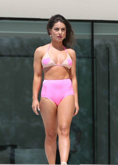 Louise Thompson poserer til et kalender-bikini-shoot i september 2014