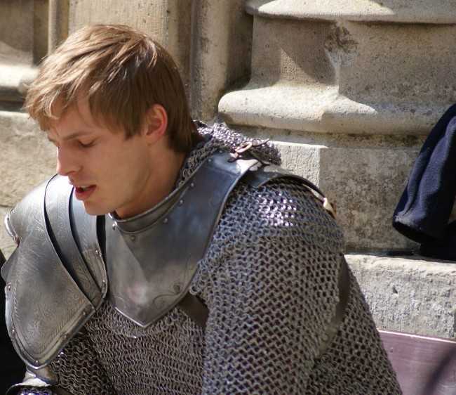 Ο Bradley James στα γυρίσματα του Merlin τον Απρίλιο του 2010