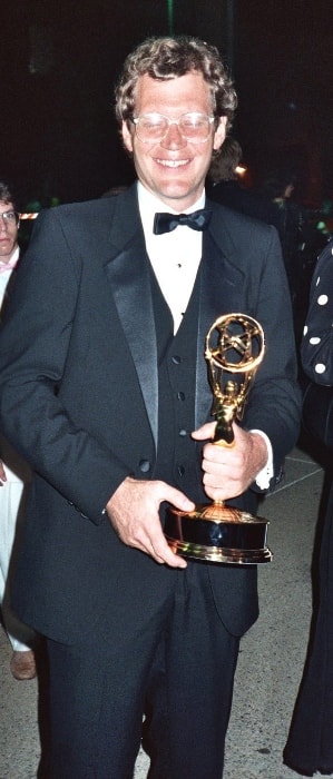 Ο Ντέιβιντ Λέτερμαν κρατά ένα Emmy στα 39α Βραβεία Emmy τον Σεπτέμβριο του 1987