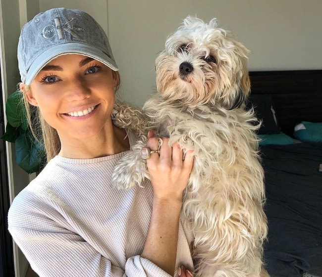 Ο Sam Frost με τον σκύλο της, τον Sir Gregson, τον Ιούνιο του 2018