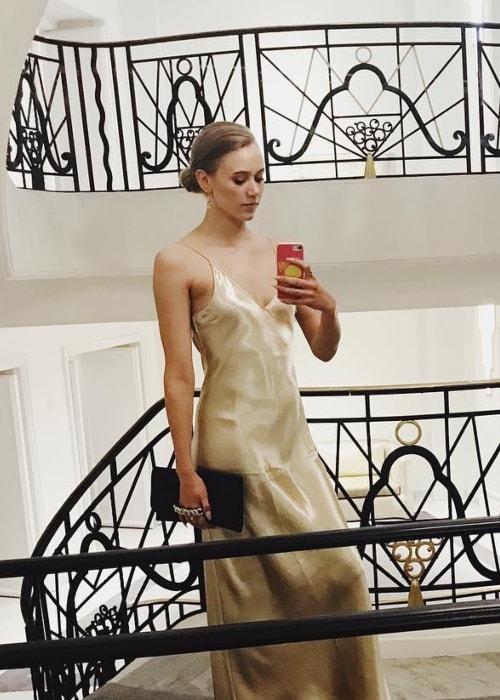 Josefine Frida Pettersen set, mens han tog et spejl selfie i et smukt outfit i Cannes, Frankrig i april 2019