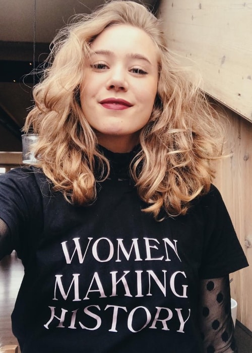 Josefine Frida Pettersen set, mens hun tog en selfie på Kvindernes Internationale Dag den 8. marts 2019