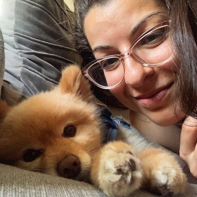 Anita Sarkeesian selfieessä koiransa kanssa kesäkuussa 2019
