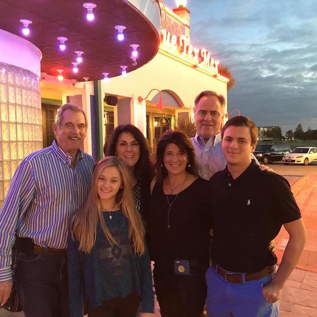 Večera Lizzy Greene s rodinou v Dallase v Texase v októbri 2015. Z extrémnej pravice (Lizzyin brat), druhá sprava (Lizzyina matka), vzadu (Lizzyin otec)