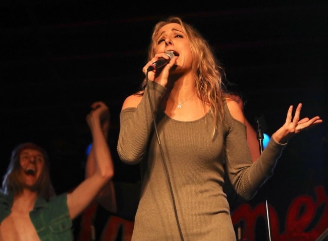 Nikki Glaser mens hun optrådte på Antones i april 2018