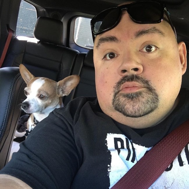 Gabriel Iglesias med sin hund set i november 2019