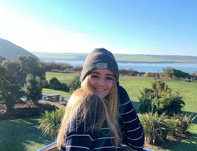 Matilda Ramsay som set, mens hun smilede til et billede i Daymer Bay i det nordlige Cornwall, England, Storbritannien i december 2018