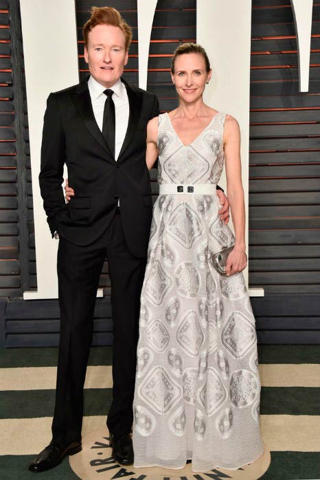 Conan O’Brien ja Ann 'Liza' Powel Vanity Fair Oscar -juhlissa, jonka isännöi Graydon Carter helmikuussa 2016