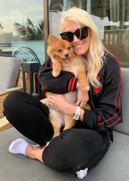 Superbil Blondie med sin hund set i juli 2019