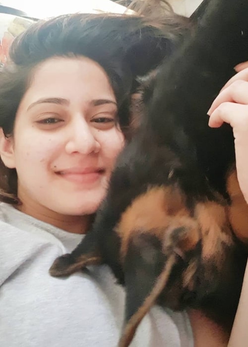 Aditi Rathore set i en selfie med sin hund Jerry, der blev taget i december 2018