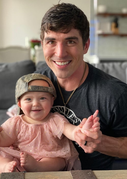 Cody Nickson med sin datter Maverick, set i marts 2020