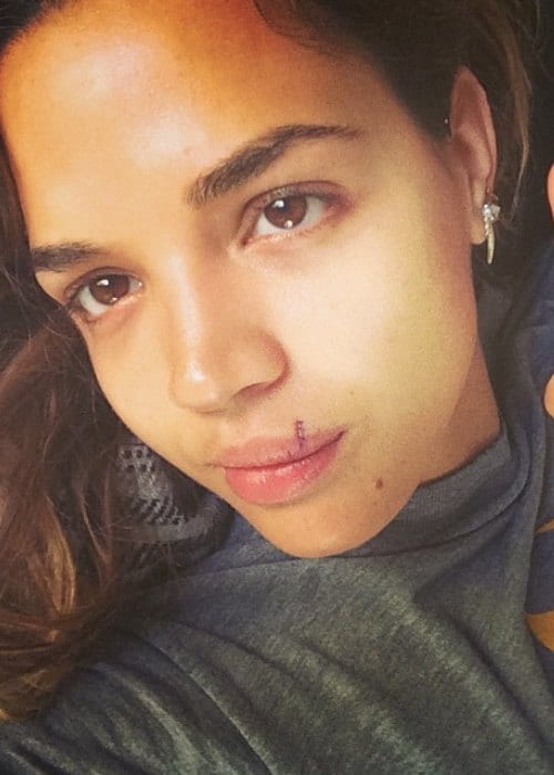 Georgie Flores i en Instagram -selfie set i marts 2014