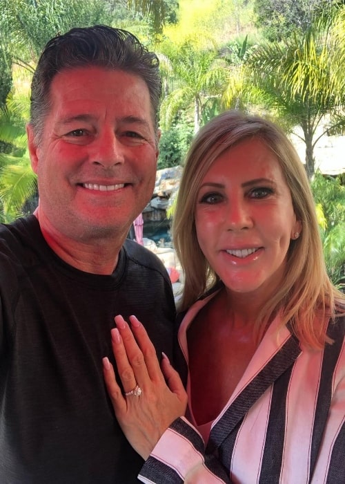 Vicki Gunvalson a Steve Chavez Lodge při pořizování selfie oznamující jejich zasnoubení v Coto de Caza v Kalifornii v dubnu 2019