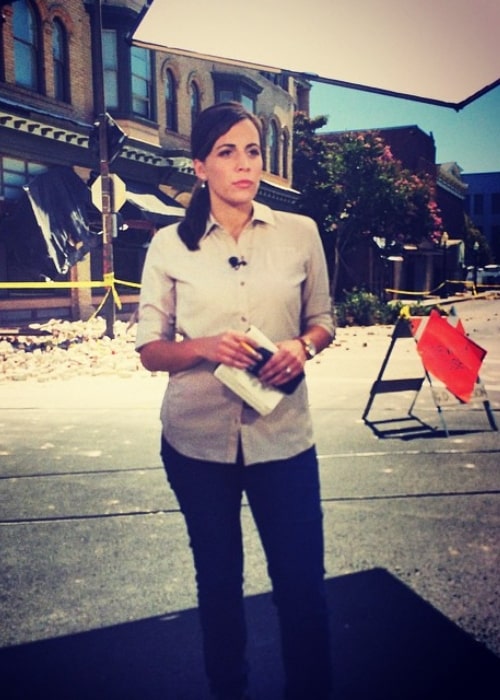 Η Hallie Jackson όπως φαίνεται σε μια φωτογραφία που τραβήχτηκε τον Σεπτέμβριο του 2014 με τον Debris στο παρασκήνιο από τον σεισμό που έπληξε τη Νότια Νάπα