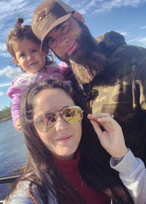 Ο David Eason όπως φαίνεται σε μια selfie που τραβήχτηκε με τη σύζυγό του Jenelle Evans και την κόρη του τον Οκτώβριο του 2018 στο Wilmington της Βόρειας Καρολίνας