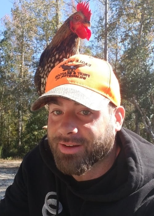 Ο David Eason όπως φαίνεται σε μια selfie που τραβήχτηκε με ένα κοτόπουλο τον Νοέμβριο του 2019