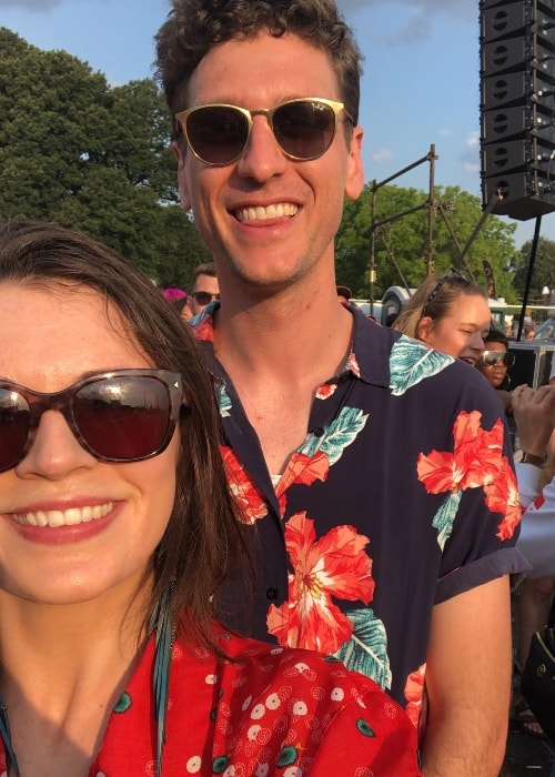 Η Aisling Bea σε μια selfie με τον φίλο της Steen Raskopoulos στο Gunnersbury Park τον Ιούλιο του 2018