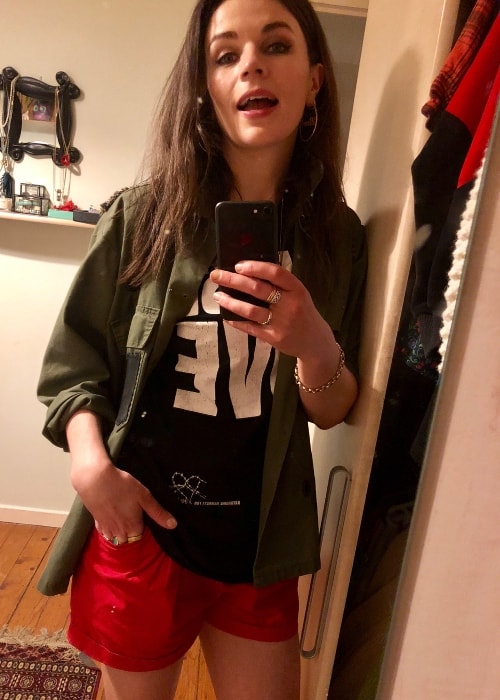 Ο Aisling Bea σε μια selfie καθρέφτη τον Μάιο του 2018