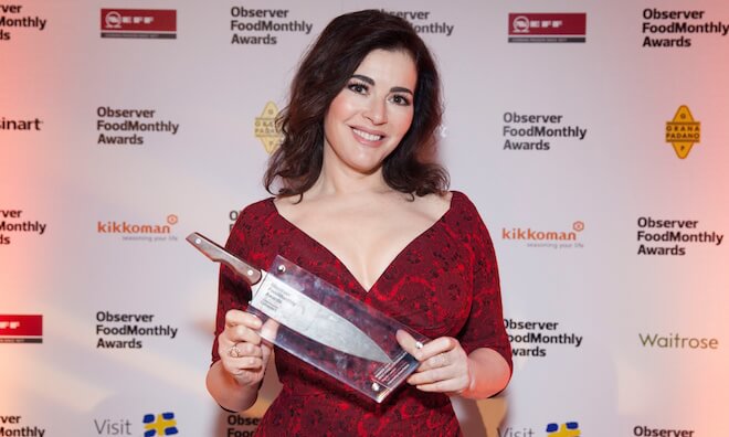 Nigella modtager sin pris for bedste madpersonlighed ved Observer Food Monthly Awards den 16. oktober 2014 i London