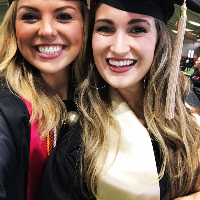 Η Hannah Brown εμφανίστηκε με την Carlie Parrish κατά την αποφοίτησή τους από το Πανεπιστήμιο της Αλαμπάμα τον Αύγουστο του 2017