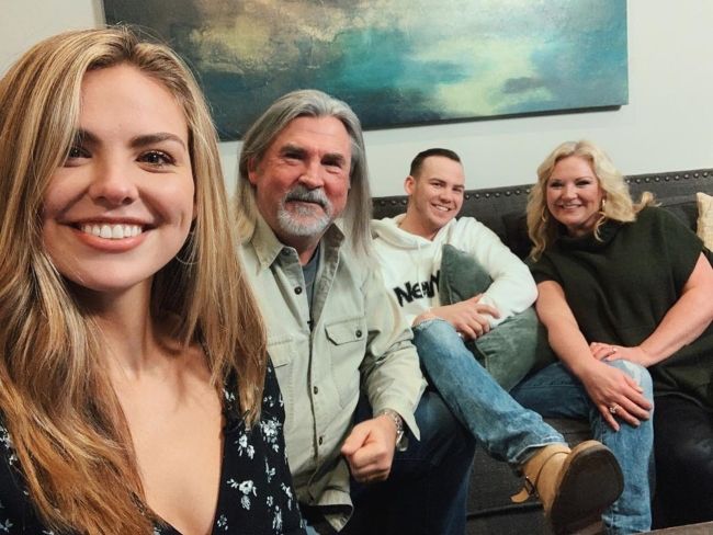 Η Χάνα βγάζει μια selfie με τους γονείς της και τον αδελφό της Πάτρικ τον Ιούλιο του 2019