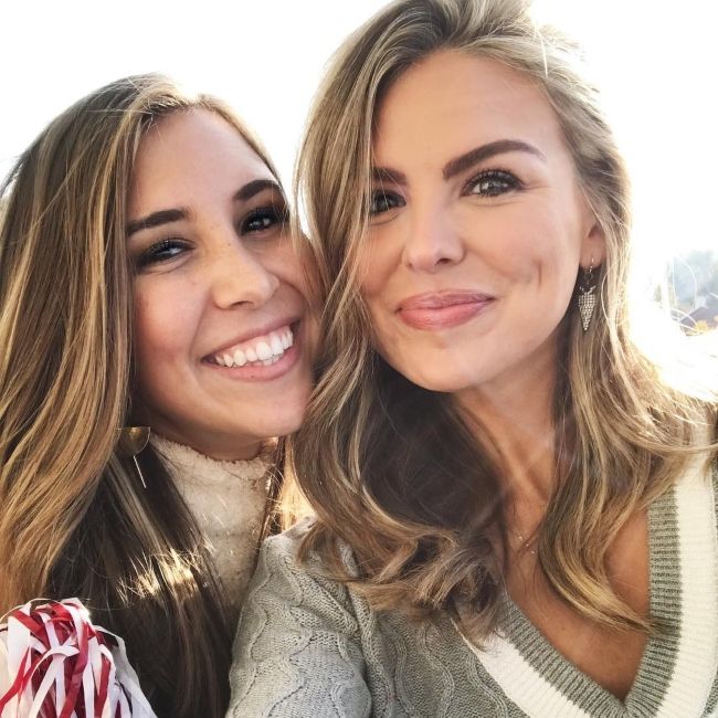 Hannah in Riley Logsdon pozirata za selfie novembra 2018