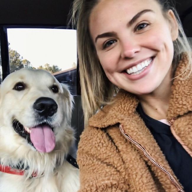 Hannah Brown s svojim psom Roscoejem januarja 2019