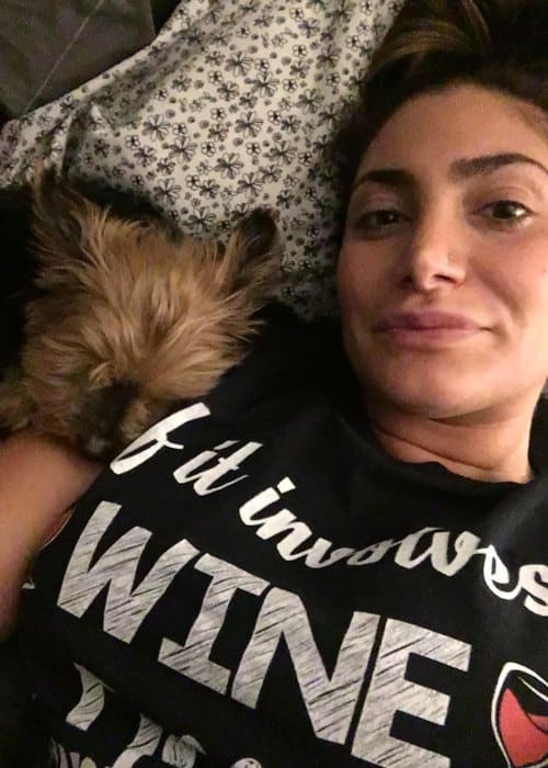 Deena Nicole Cortese i en selfie med sin hund som set i marts 2018