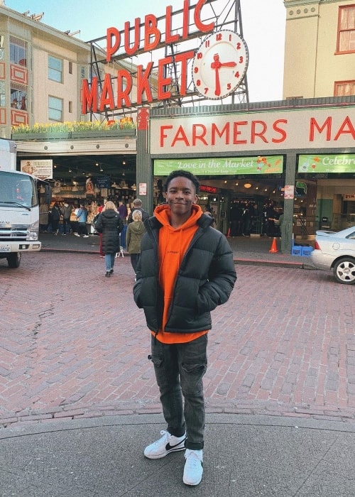 Kai Calhoun som set, mens han poserede til et billede i Seattle, Washington i februar 2020