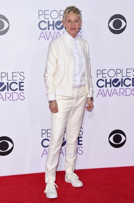 Komik, televízna moderátorka a herečka Ellen DeGeneres sa blíži na udeľovanie cien People's Choice Awards v divadle Nokia v Los Angeles, január 2015.