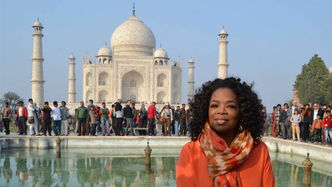 Oprah Winfrey foran Taj Mahal under sit besøg i Indien i 2012