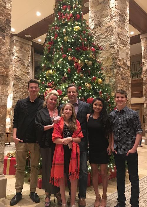 Ethan Wacker perheineen toivottaa kaikille hyvää joulua joulukuussa 2017