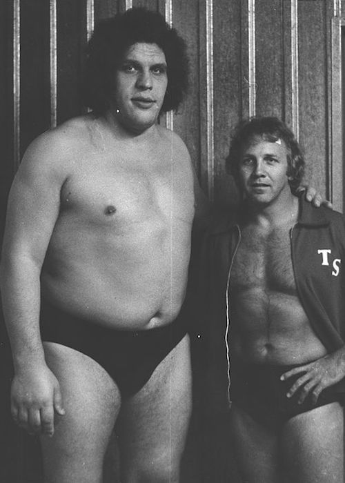 Andre jättiläinen Tommy Seiglerin kanssa ennen painiottelua
