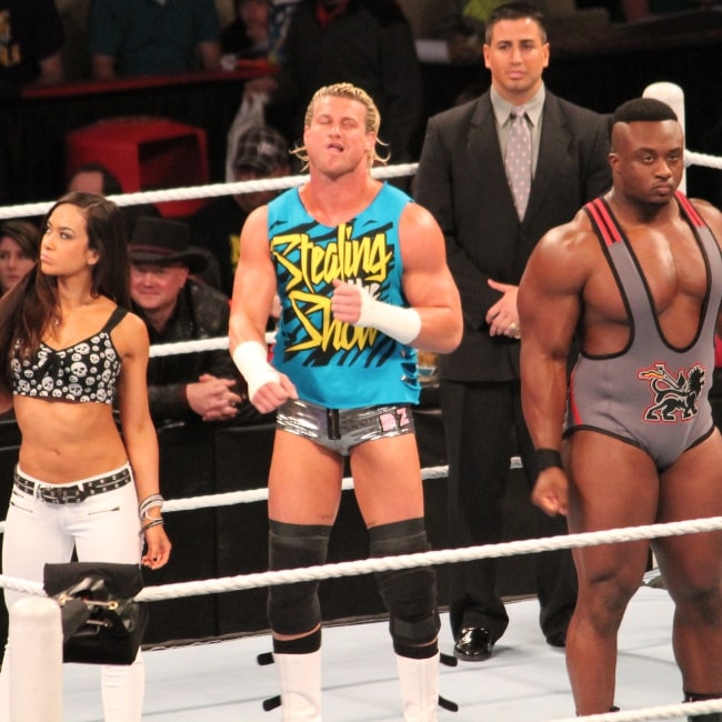 Dolph Ziggler, flankeret af AJ Lee (venstre) og Big E Langston (til højre), forbereder sig til en kamp mod Alberto Del Rio på WWE RAW den 18. februar 2013