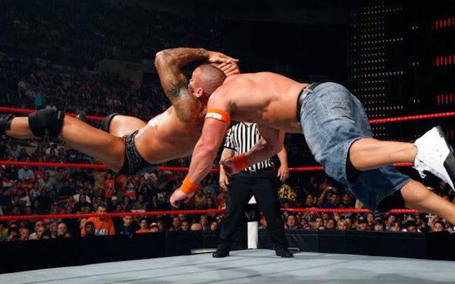 Ο Randy Orton εκτελεί την κίνηση RKO με την υπογραφή του