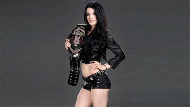 Paige med NXT-tittelen sin under en fotoshoot